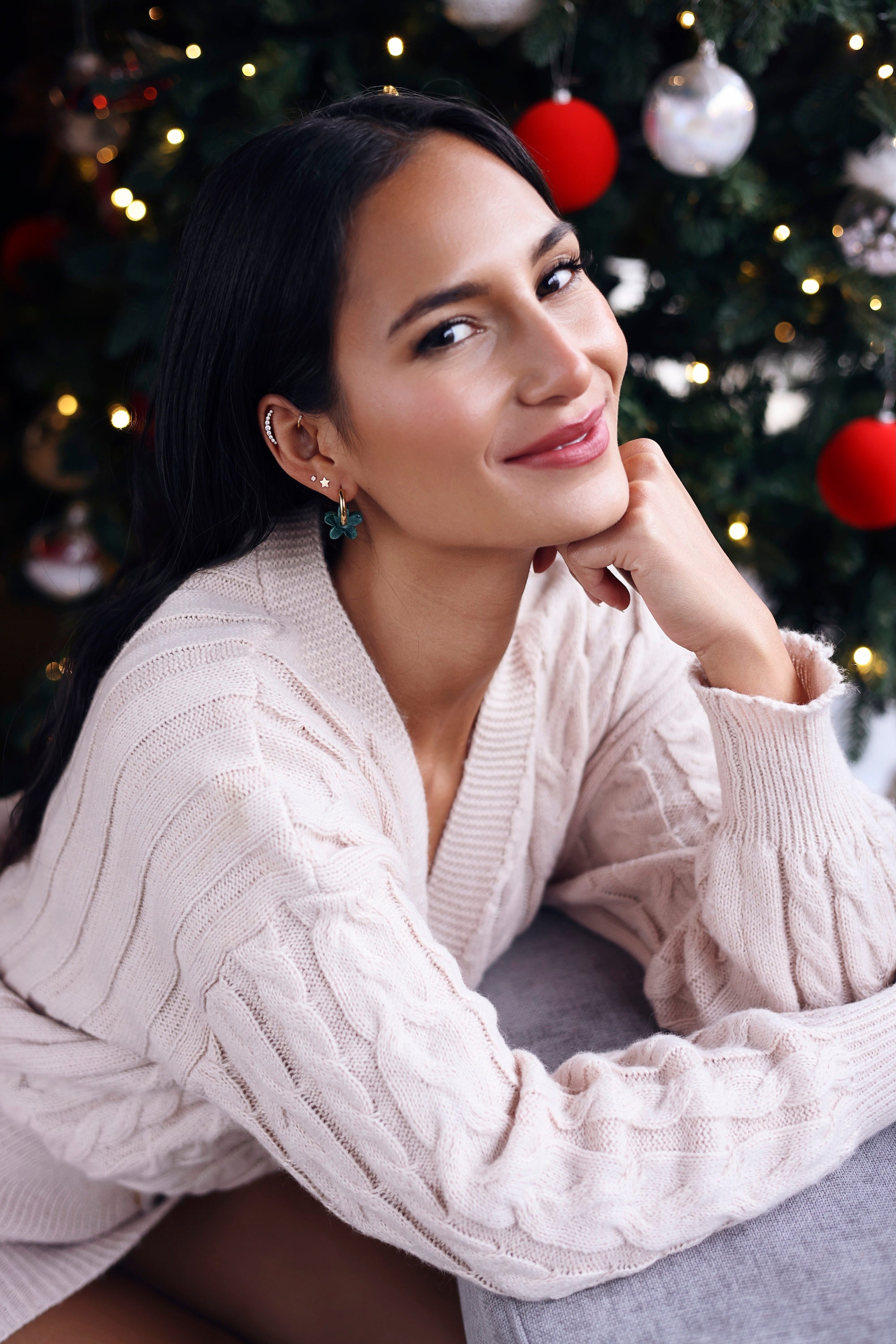 Mini créoles 2-en-1 dorées mini shauna vert ornées d'une fleur en acétate coloré - Bijou porté