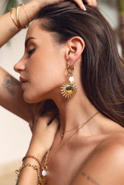 Boucles d'oreilles mini créoles dorées Natanya avec pendentifs soleil, feuille en nacre et pierres naturelles - Bijou porté