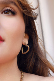 Boucles d'oreilles créoles Percia dorées en forme de cœur texturées - Bijou porté