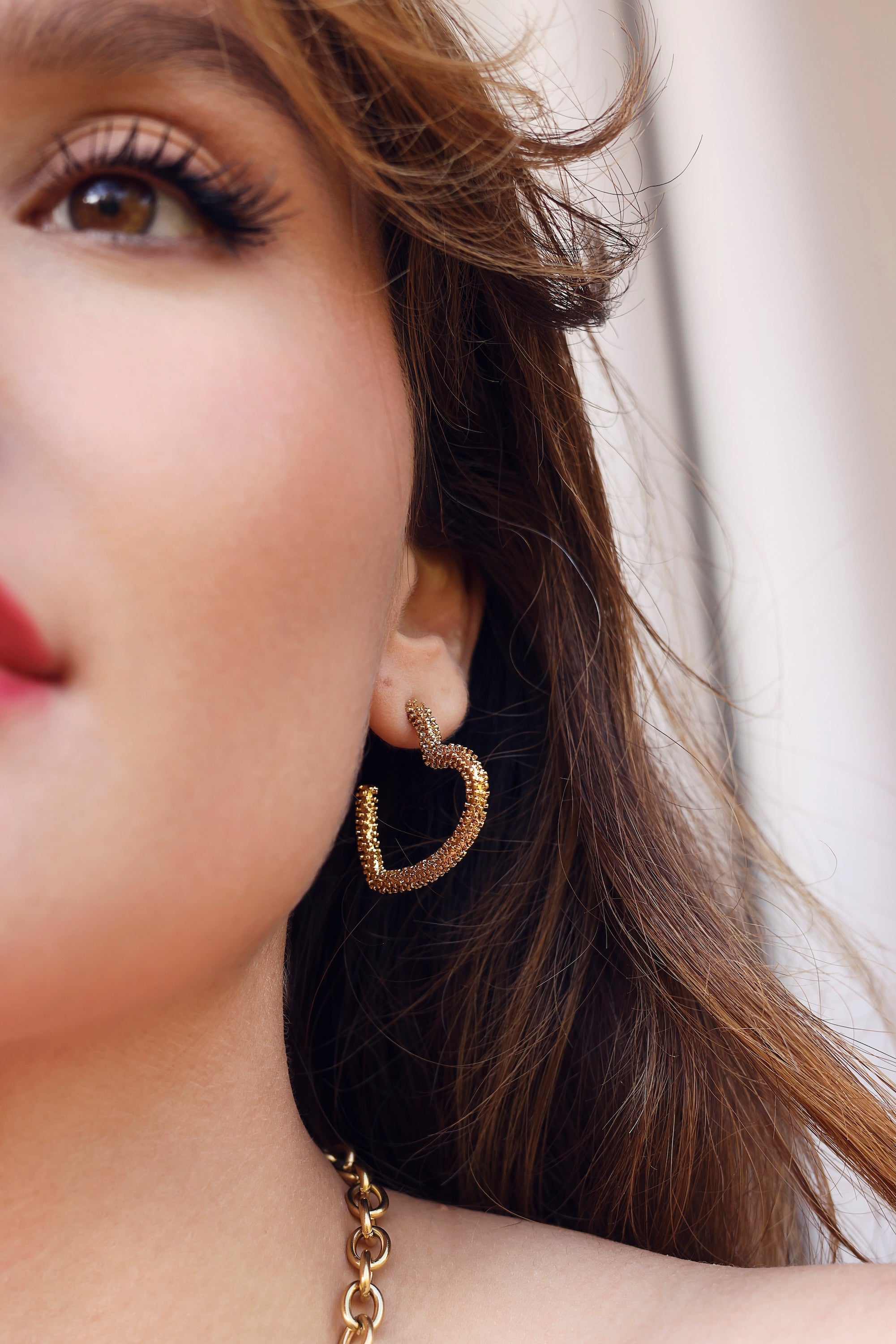 Boucles d'oreilles créoles Percia dorées en forme de cœur texturées - Bijou porté