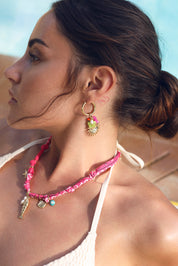 Boucles d'oreilles mini créoles dorées Syria avec pendentifs soleil, fleur et pierres naturelles - Bijou porté