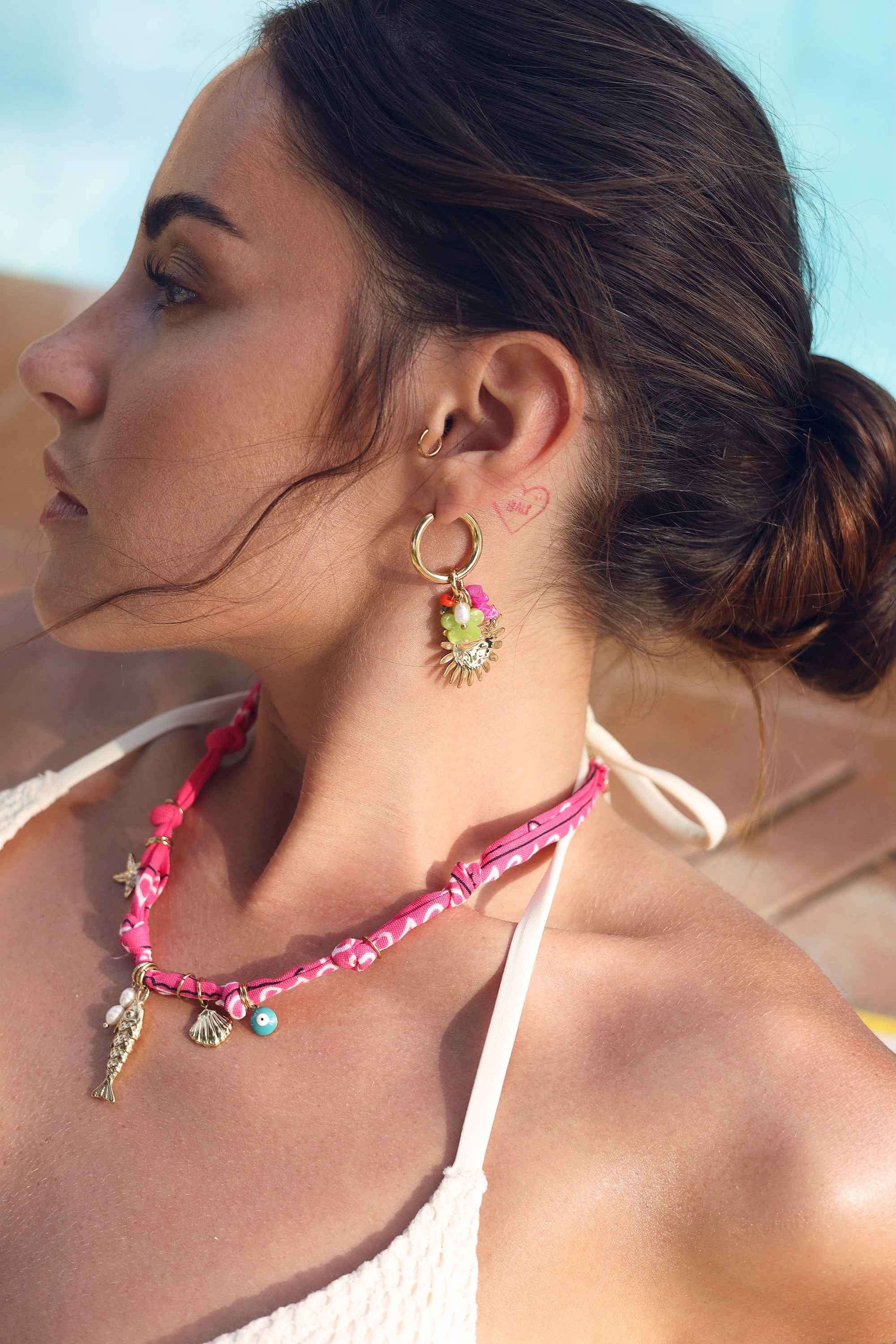 Boucles d'oreilles mini créoles dorées Syria avec pendentifs soleil, fleur et pierres naturelles - Bijou porté