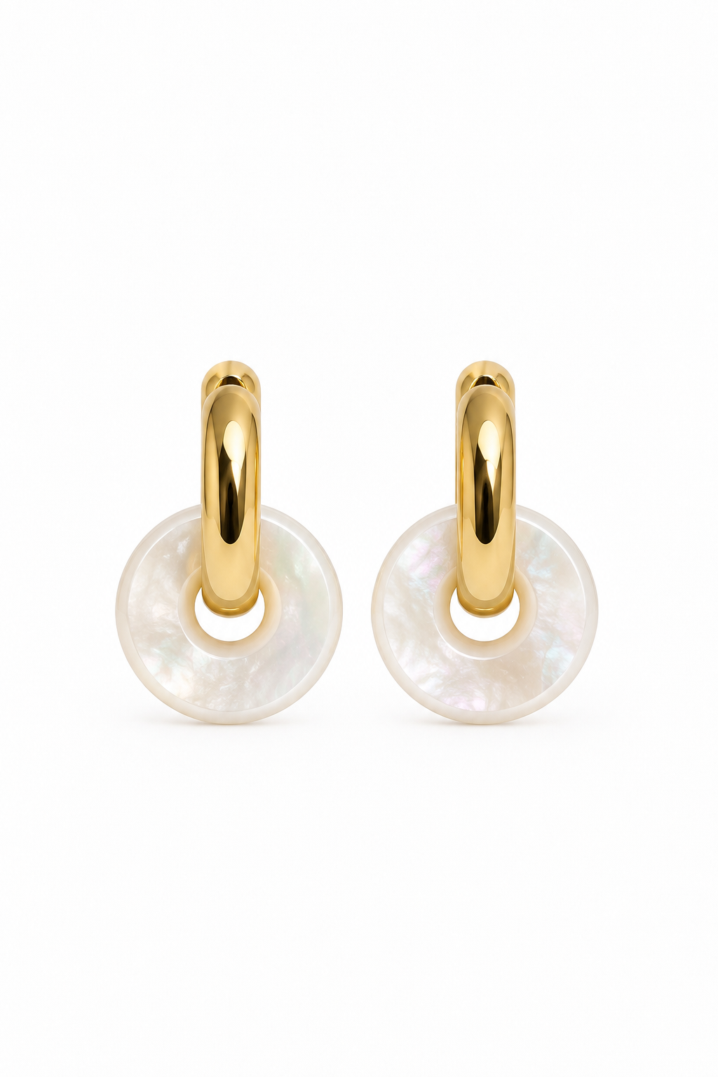 Boucles d’oreilles mini créoles dorées Veronika M ornées d’un pendentif donut en nacre - Bijou sur fond blanc