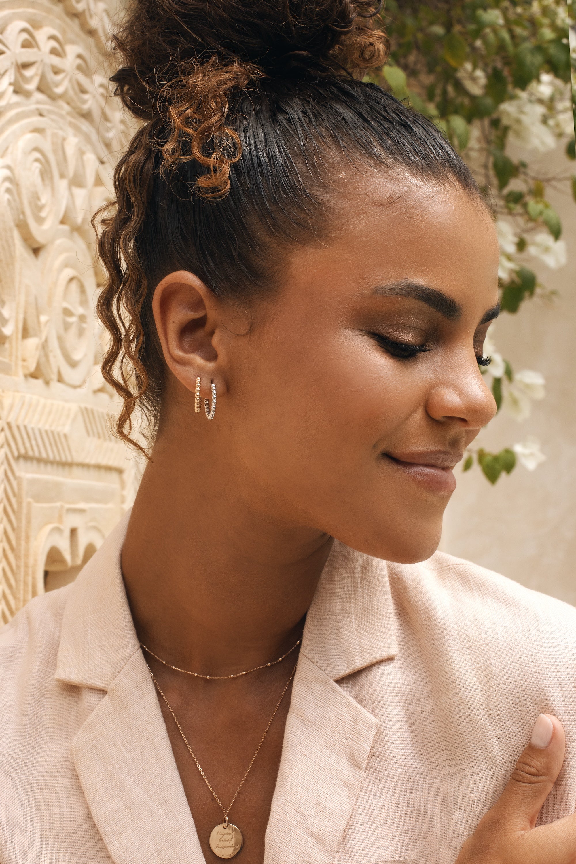 Créoles perlées dorées Yasmine M - Bijou porté