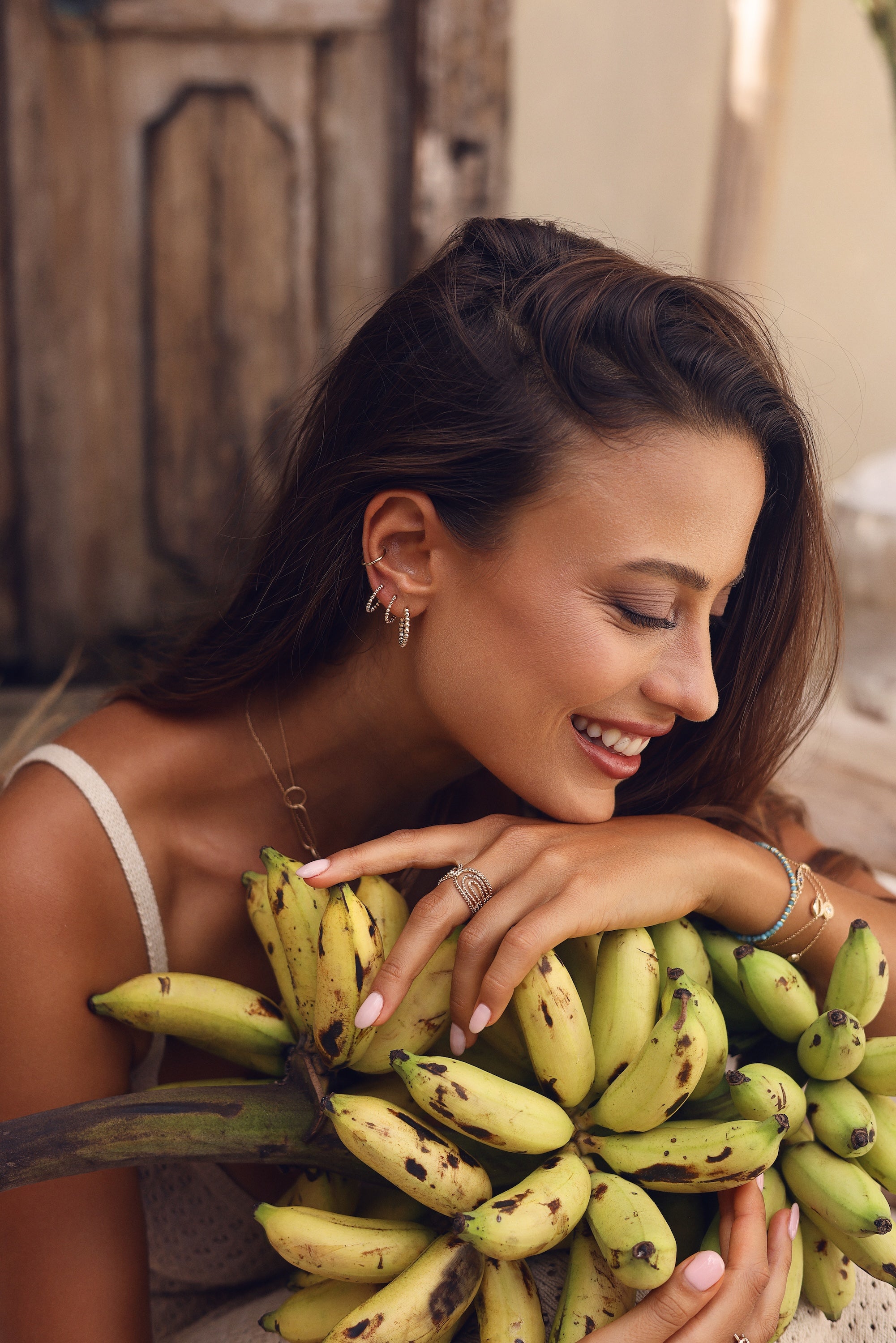 Créoles perlées dorées Yasmine M - Bijou porté