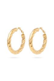 Boucles d'oreilles créoles dorées Krystin torsadées - Bijou sur fond blanc