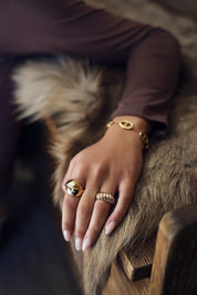 Grosse bague Lee statement dorée - Bijou porté 