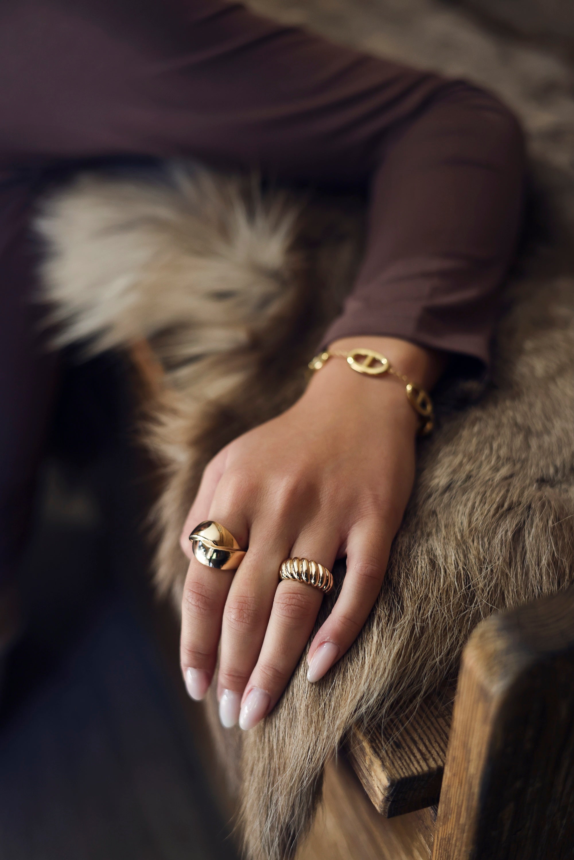 Grosse bague Lee statement dorée - Bijou porté 