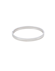 Jonc argenté Zaya à motif chevron - Bijou sur fond blanc