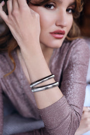 Jonc argenté strié Clarisse 10mm - Bijou porté