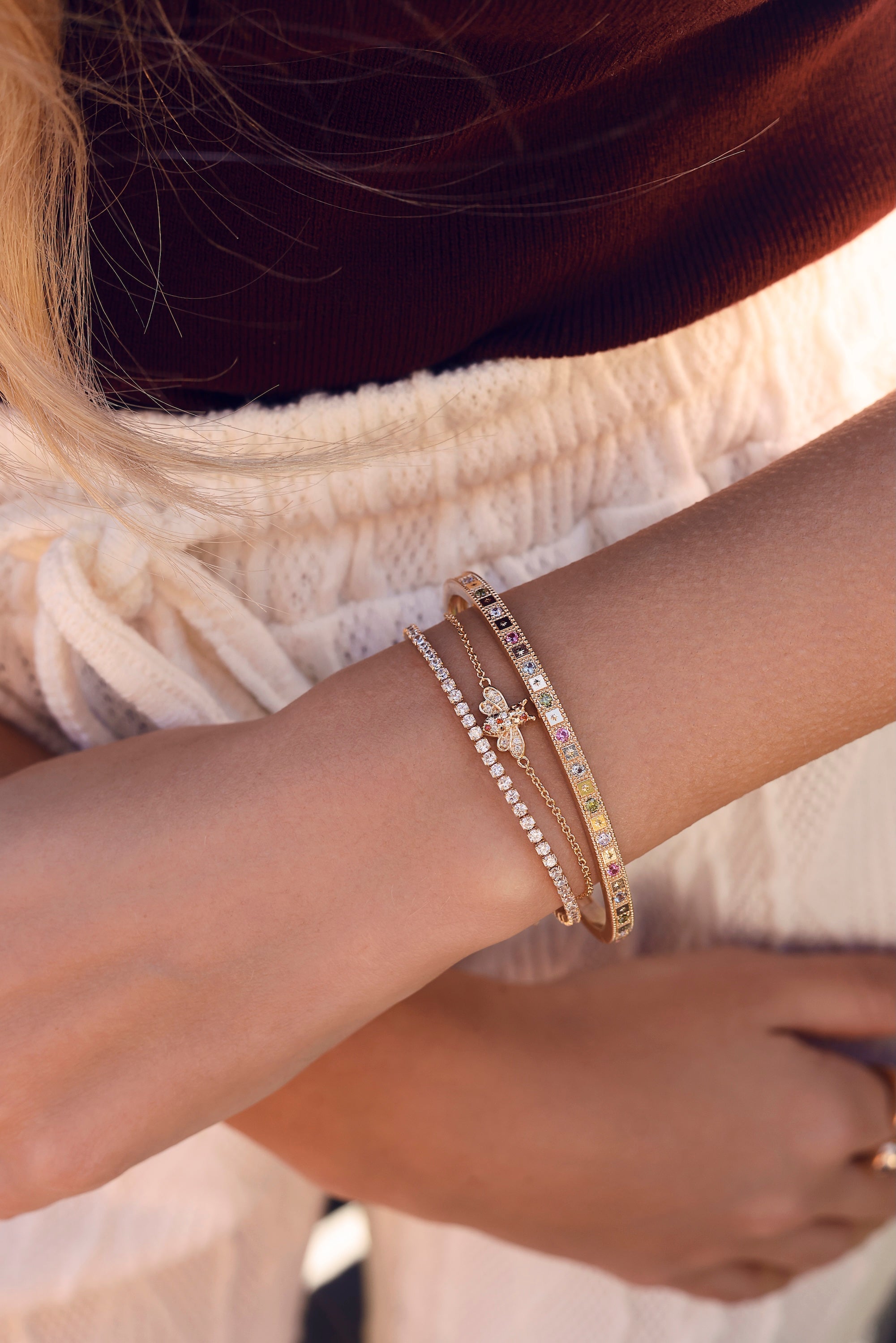 Bracelet jonc doré Keliani orné de zircons colorés pastels - Bijou porté