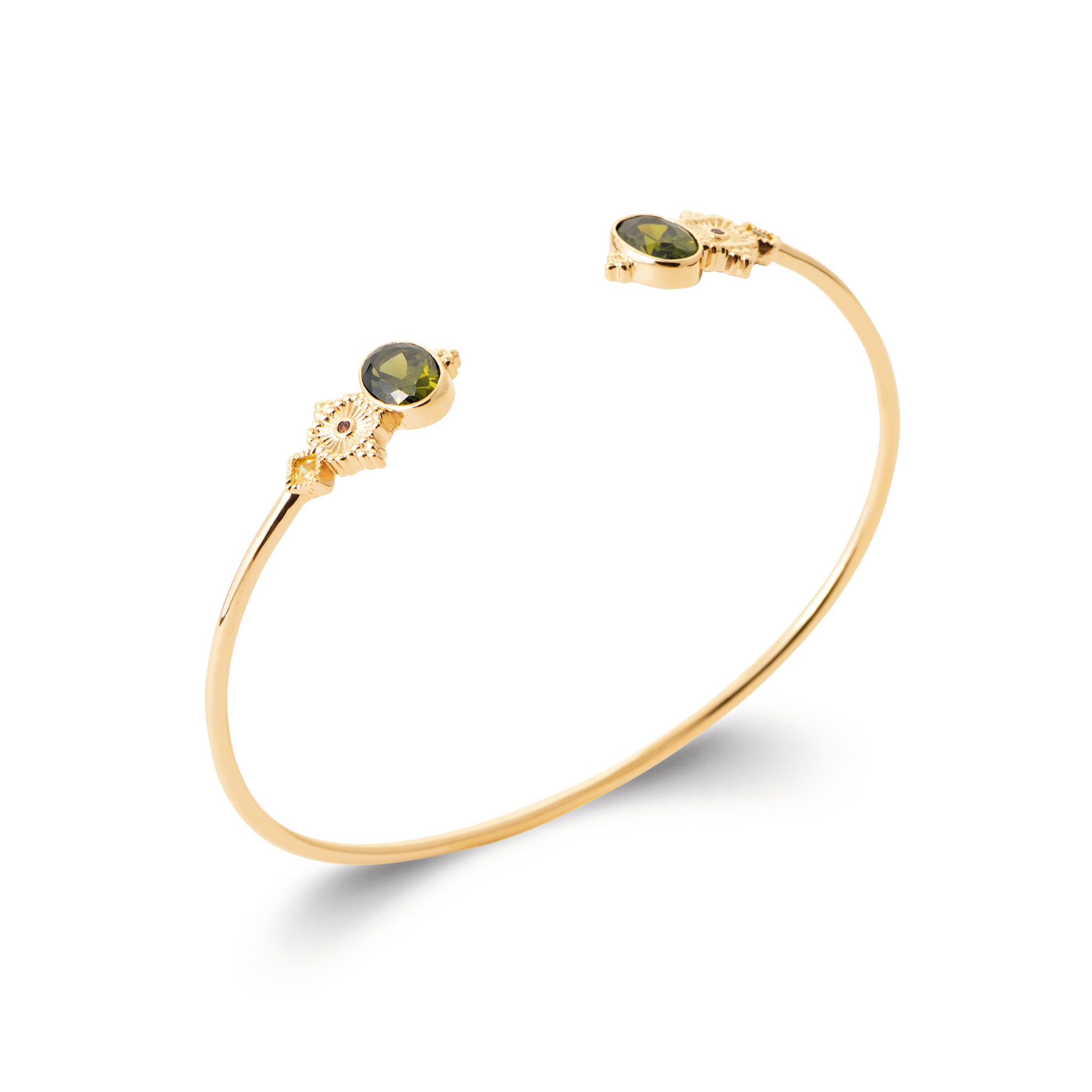 Bracelet jonc doré Nilla orné de zircons verts et oranges - Bijou photographié sur fond blanc