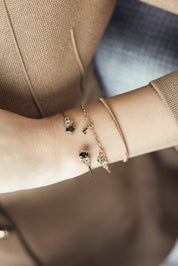 Bracelet jonc doré Nilla orné de zircons verts et oranges - Bijou porté