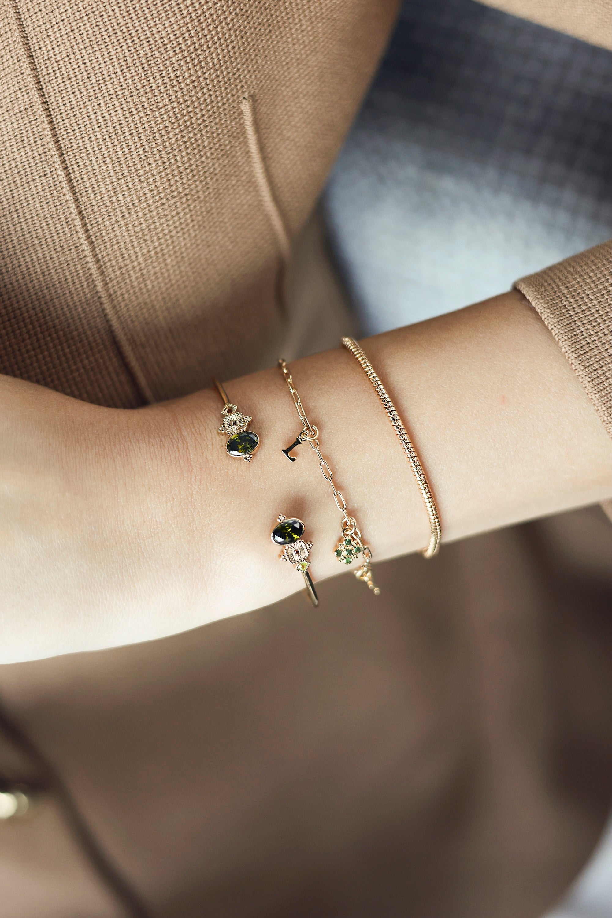 Bracelet jonc doré Nilla orné de zircons verts et oranges - Bijou porté