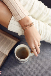 Jonc doré Ambre torsadé orné de zircons verts - Bijou porté