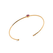 Bracelet jonc doré Lupo orné d'un zircon fuchsia - Bijou photographié sur fond blanc