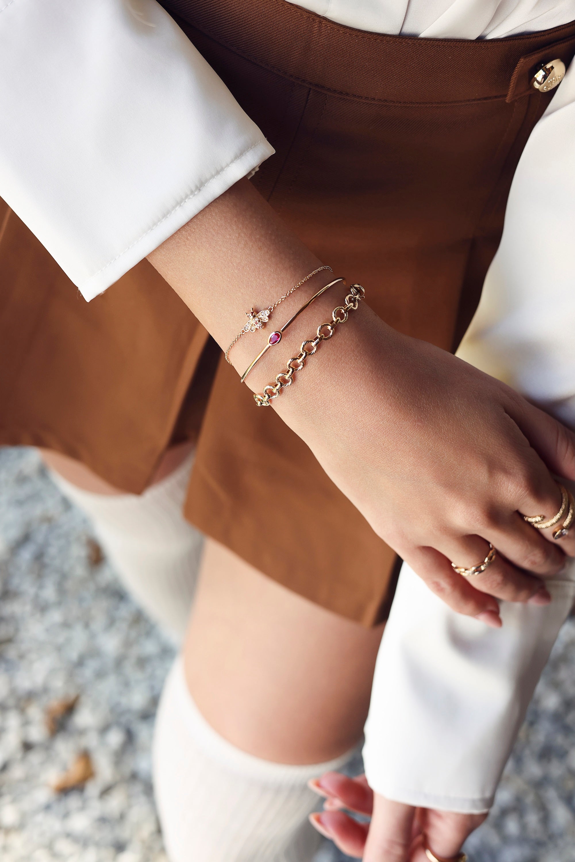 Bracelet jonc doré Lupo orné d'un zircon fuchsia - Bijou porté