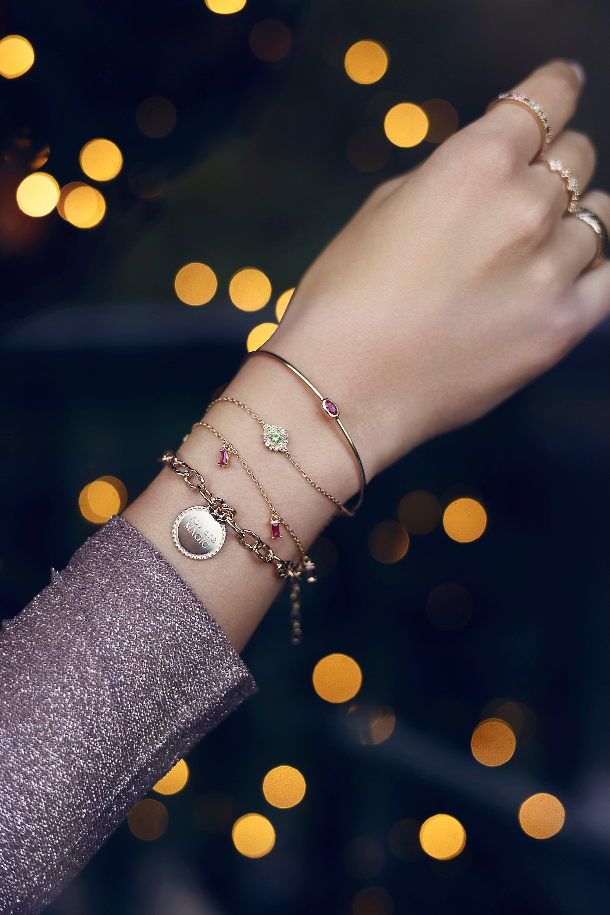 Bracelet jonc doré Lupo orné d'un zircon fuchsia - Bijou porté