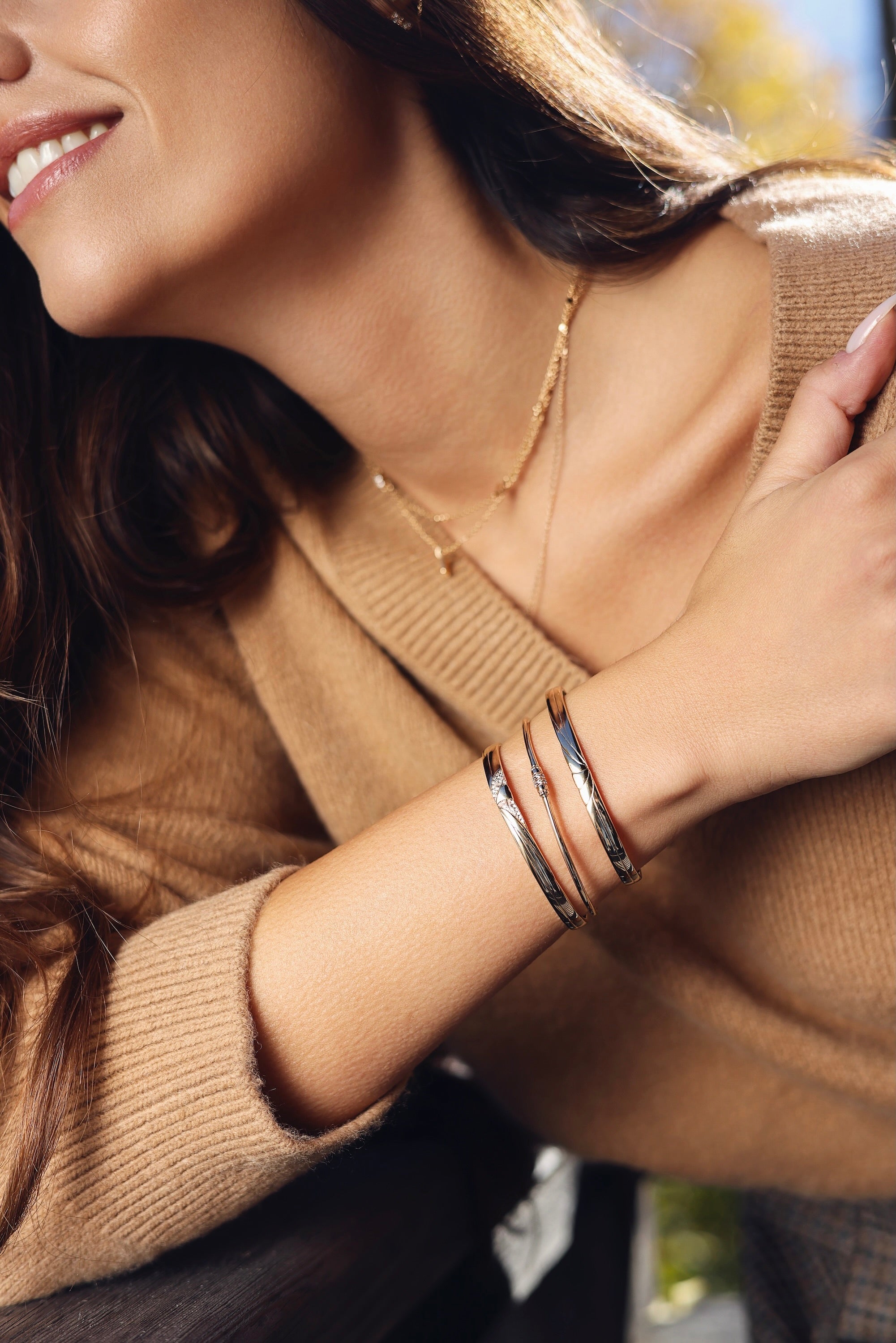 Jonc doré orné de zircons Soukayna - Bijou porté