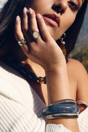 Bracelet jonc en acétate coloré Lima bleu - Bijou porté