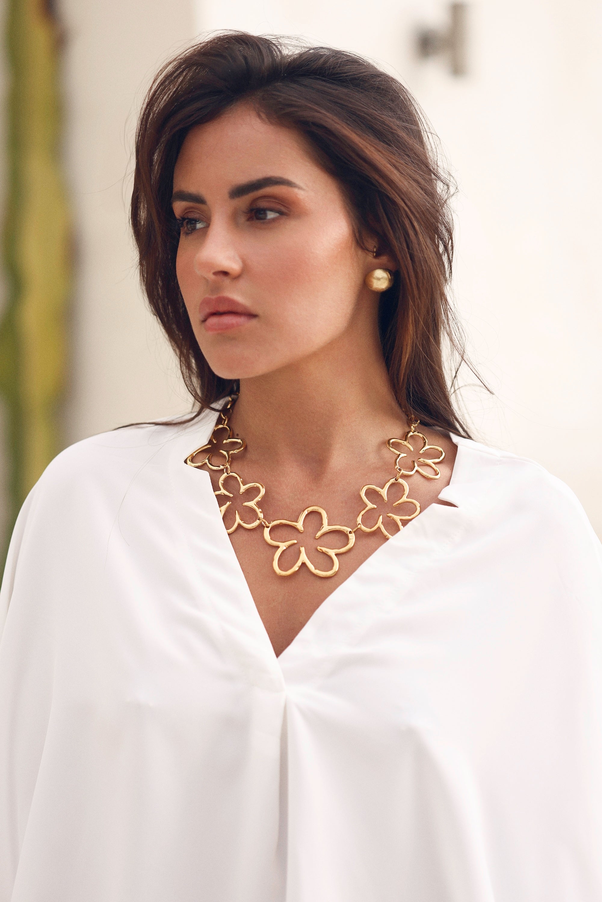 Collier doré maxi fleurs Oksana - Bijou porté