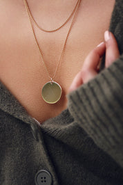 Grande médaille ronde Alba XL simple dorée pour gravure - Bijou porté