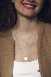 Médaille réversible en argent Elodie S avec une face texturée et une face lisse pour gravure - Bijou porté