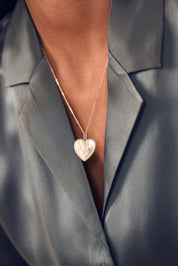 Médaille en nacre Gina M avec bordure en argent en forme de cœur pour gravure - Bijou porté