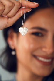 Médaille en nacre Gina M avec bordure en argent en forme de cœur pour gravure - Bijou porté dans la main
