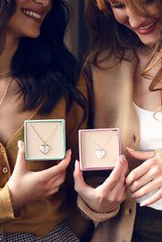 Médaille en nacre Gina M avec bordure dorée en forme de cœur pour gravure - Bijou porté