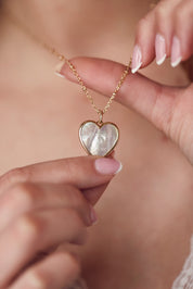 Médaille en nacre Gina M avec bordure dorée en forme de cœur pour gravure - Bijou porté