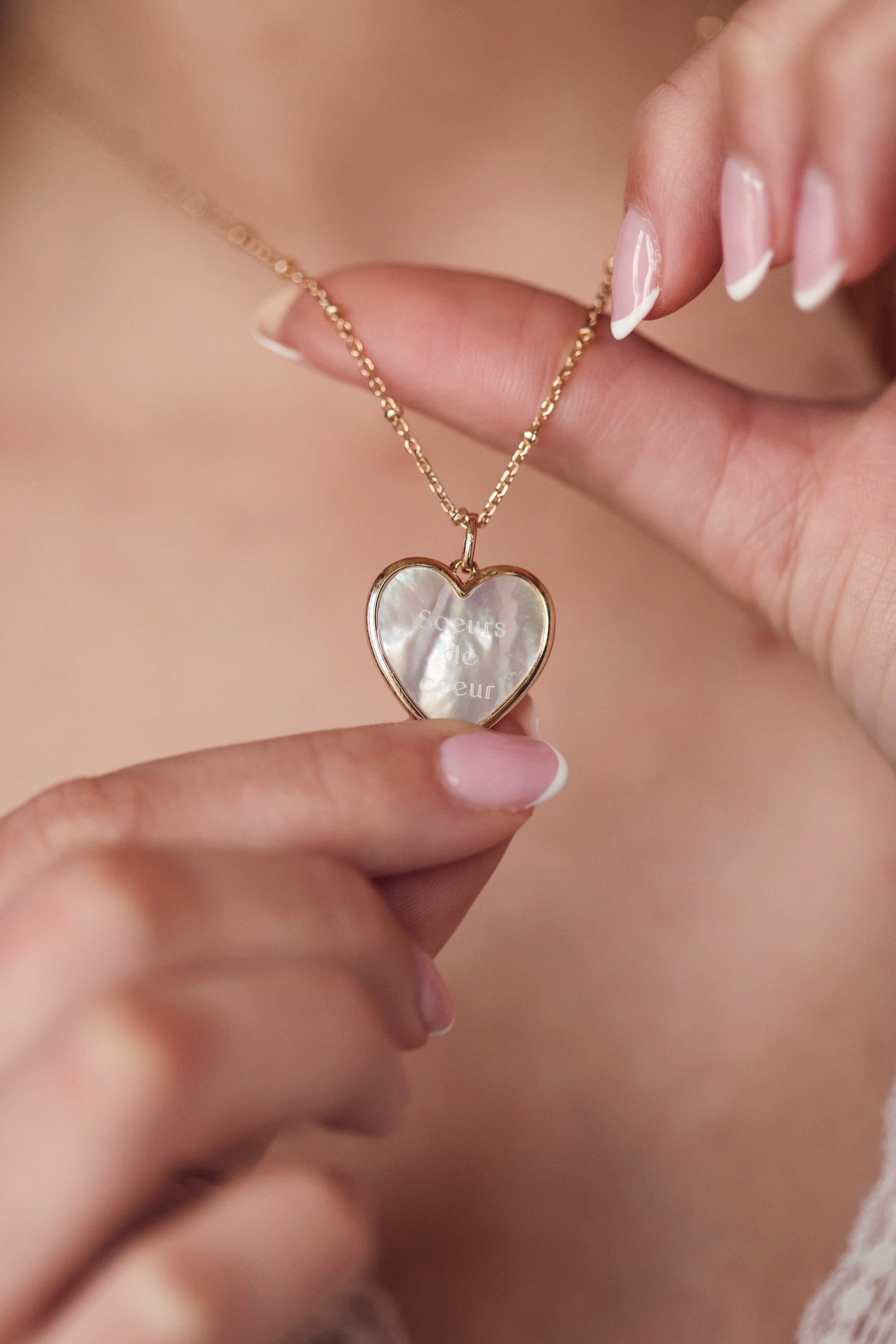 Médaille en nacre Gina M avec bordure dorée en forme de cœur pour gravure - Bijou porté