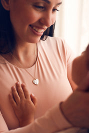 Médaille en nacre Gina M avec bordure dorée en forme de cœur pour gravure - Bijou porté