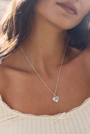 Médaille en nacre Gina S avec bordure en argent en forme de cœur pour gravure - Bijou porté