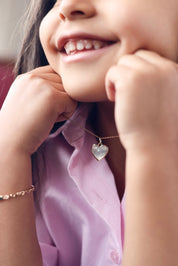 Médaille en nacre Gina S avec bordure dorée en forme de cœur pour gravure - Bijou porté