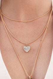 Médaille en nacre Gina S avec bordure dorée en forme de cœur pour gravure - Bijou porté