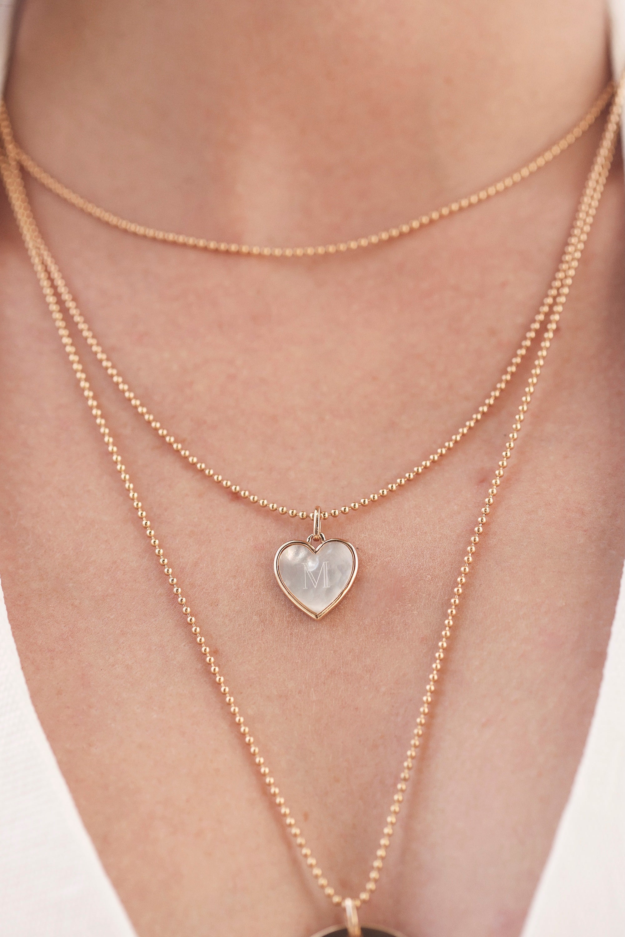 Médaille en nacre Gina S avec bordure dorée en forme de cœur pour gravure - Bijou porté