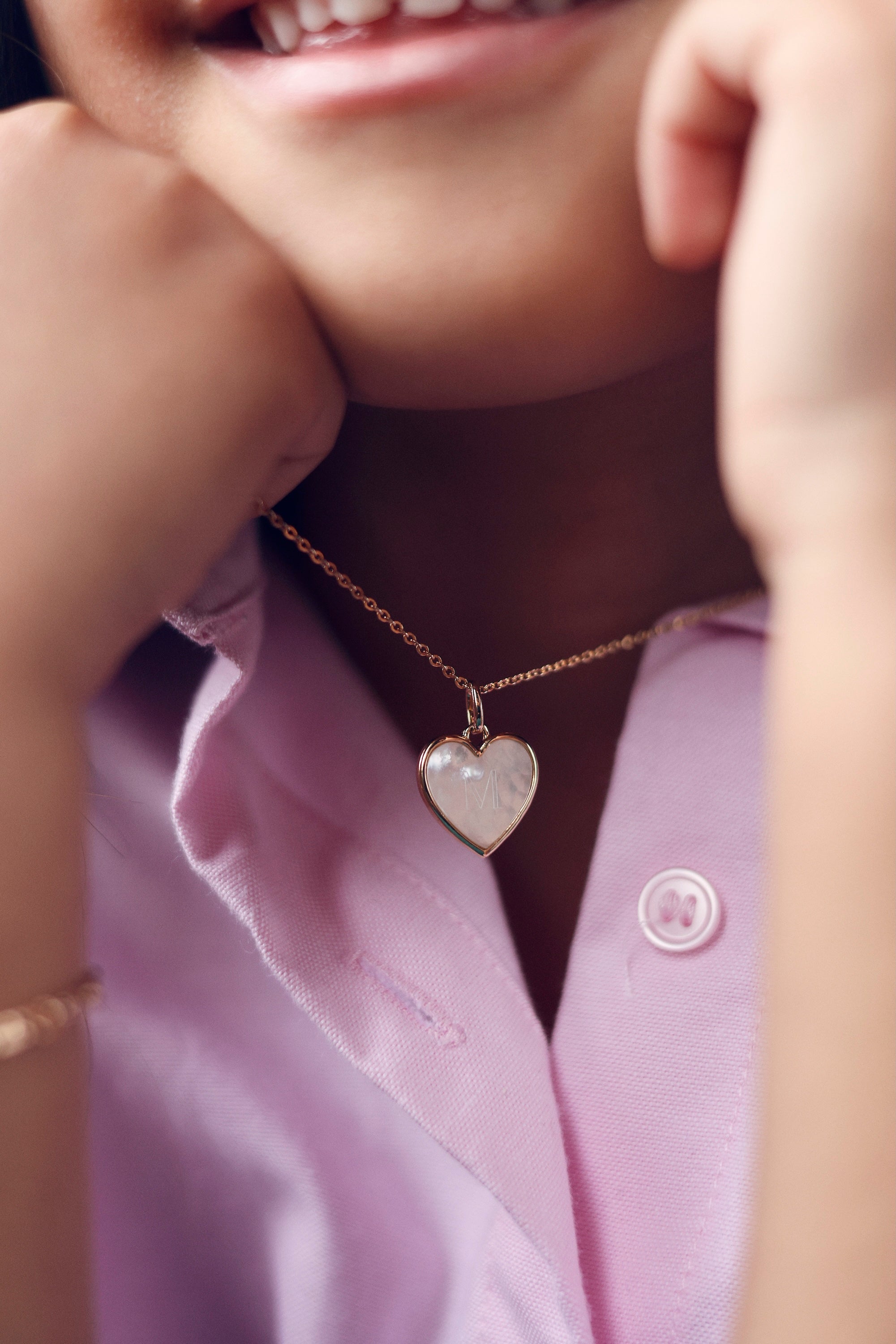 Médaille en nacre Gina S avec bordure dorée en forme de cœur pour gravure - Bijou porté