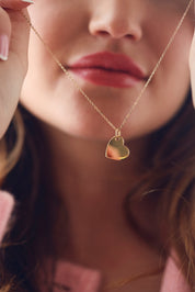 Médaille dorée Amour S en forme de cœur pour gravure - Bijou porté dans les mains