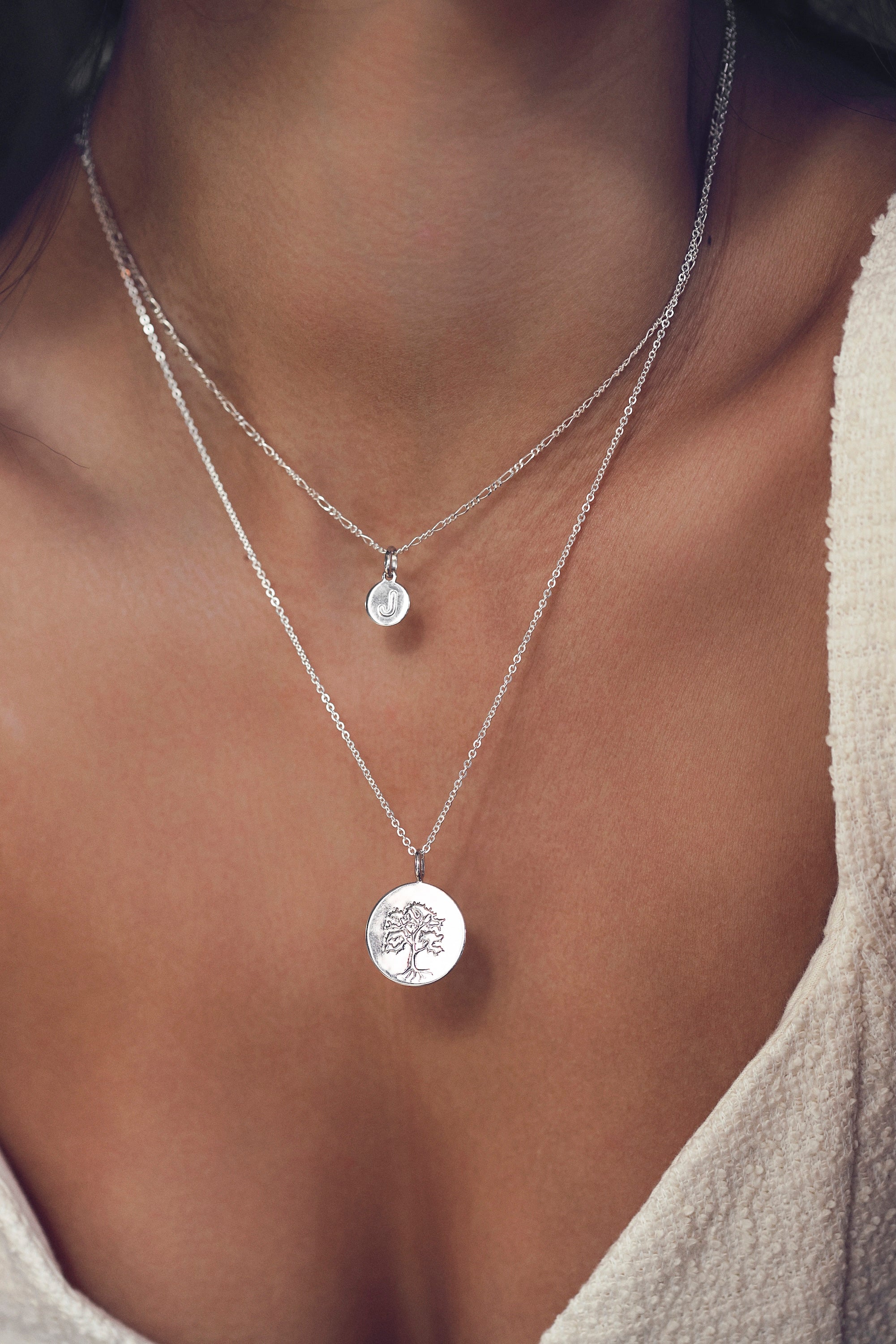Médaille réversible en argent arbre de vie avec une face ornée d'un arbre de vie et une face lisse pour gravure - Bijou porté