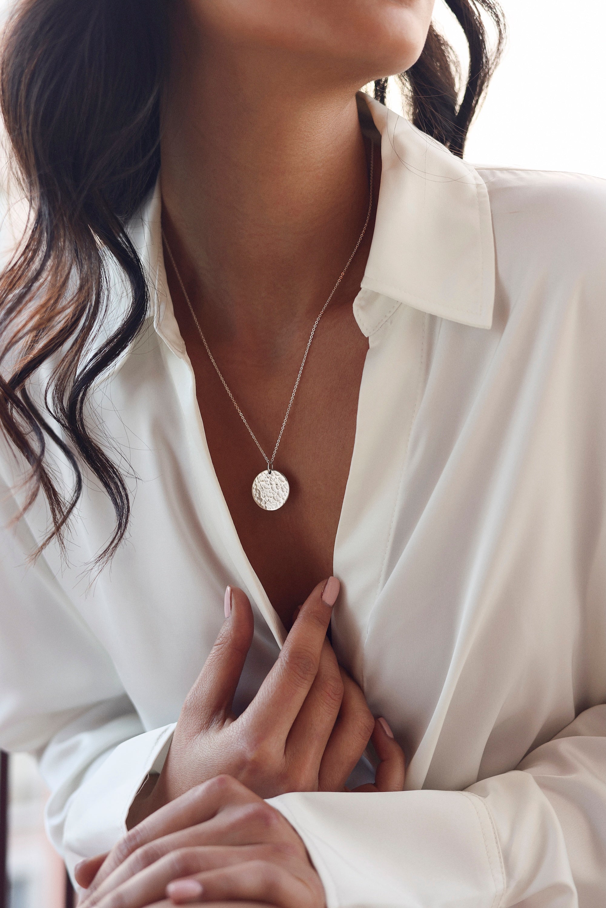 Médaille réversible en argent Elodie M avec une face texturée et une face lisse pour gravure - Bijou porté