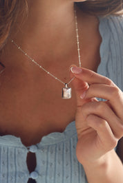 Médaille en argent Rosalie carrée avec bordure perlée et étoile sertie d'un zircon pour gravure - Bijou porté