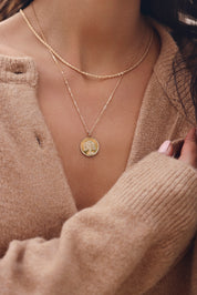 Médaille réversible dorée Arbre de vie avec une face ornée d'un arbre de vie et une face lisse pour gravure - Bijou porté