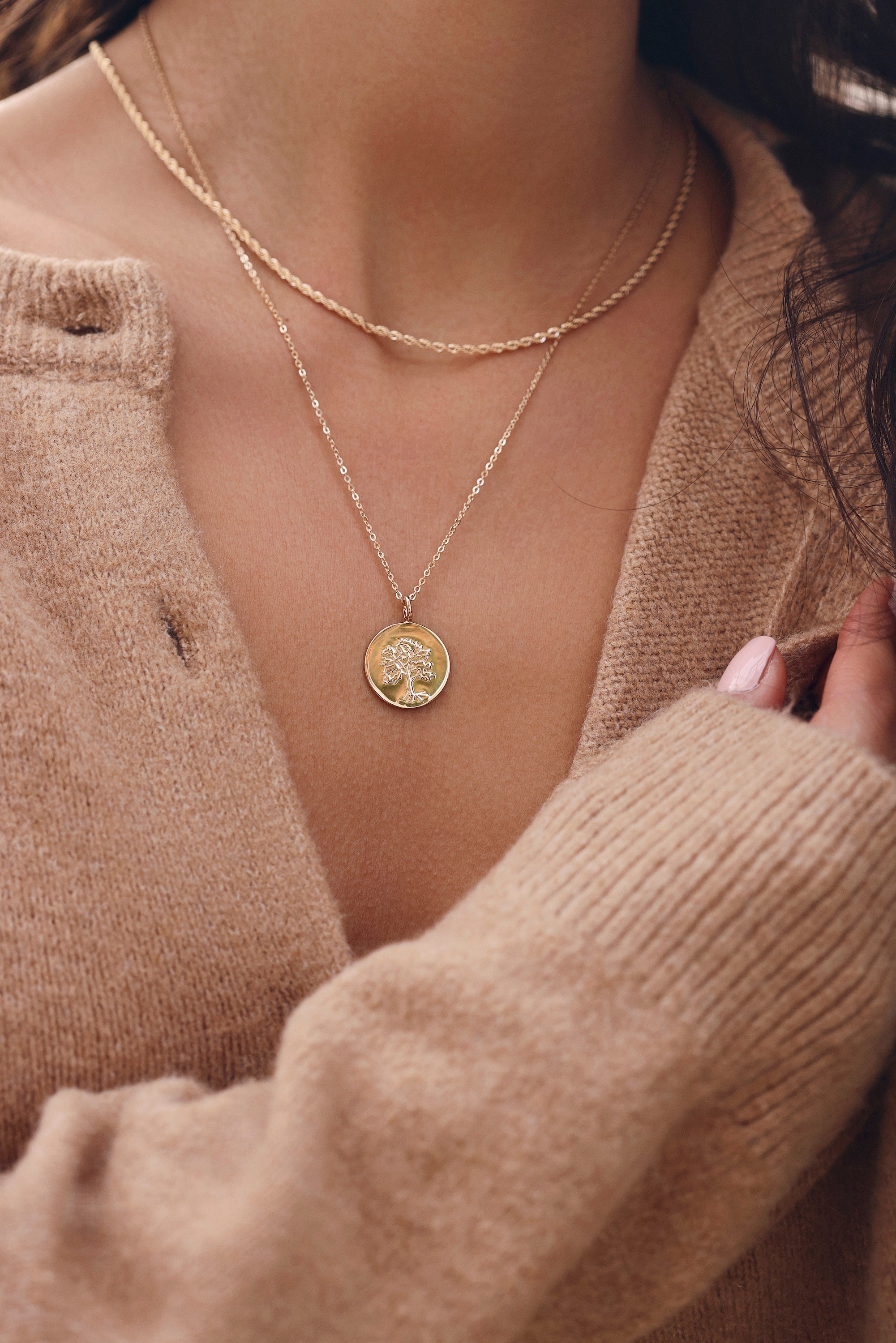 Médaille réversible dorée Arbre de vie avec une face ornée d'un arbre de vie et une face lisse pour gravure - Bijou porté