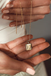 Médaille dorée Rosalie carrée avec bordure perlée et étoile sertie d'un zircon pour gravure - Bijou porté dans les mains