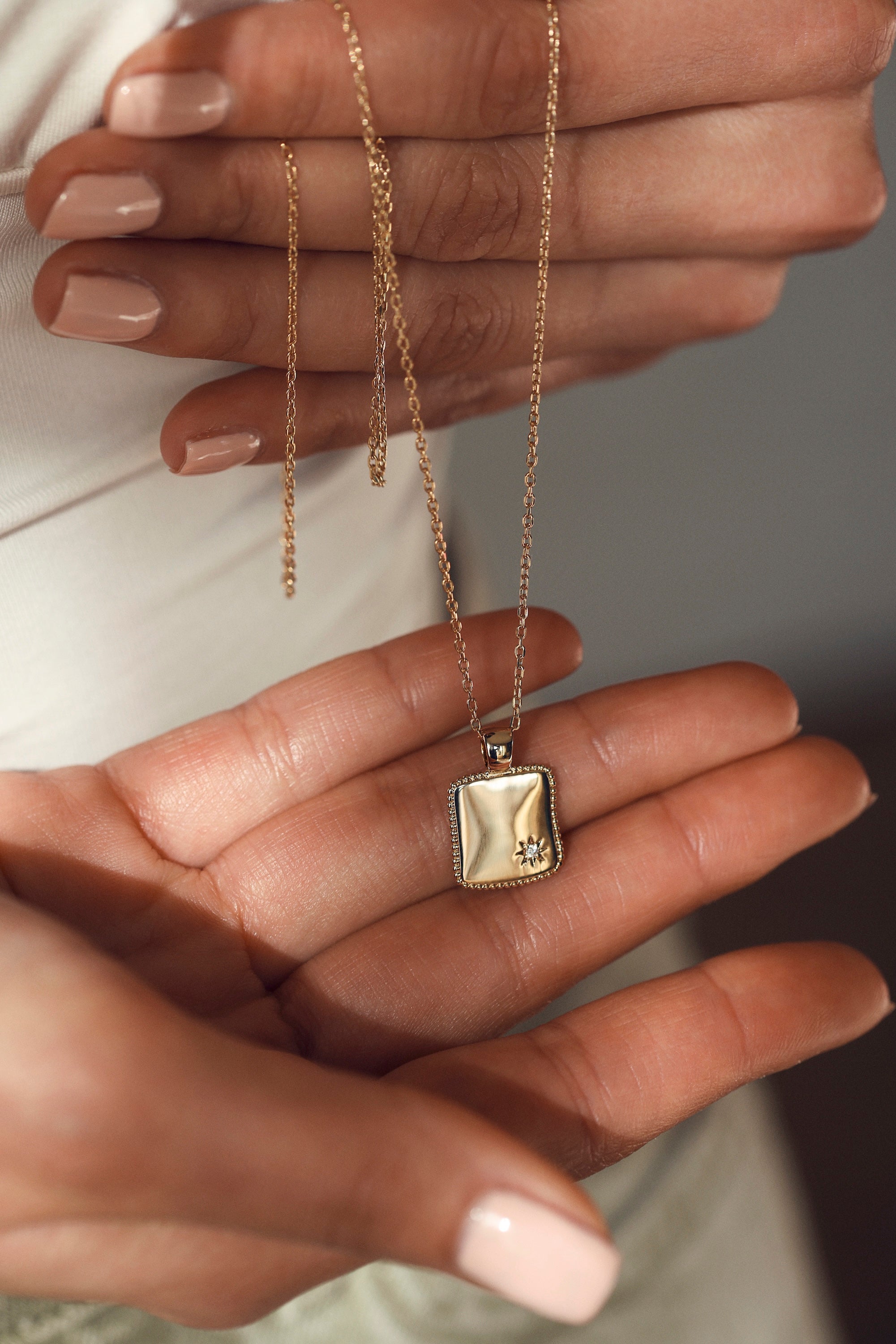 Médaille dorée Rosalie carrée avec bordure perlée et étoile sertie d'un zircon pour gravure - Bijou porté dans les mains
