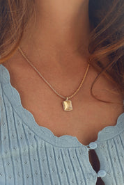 Médaille dorée Rosalie carrée avec bordure perlée et étoile sertie d'un zircon pour gravure - Bijou porté