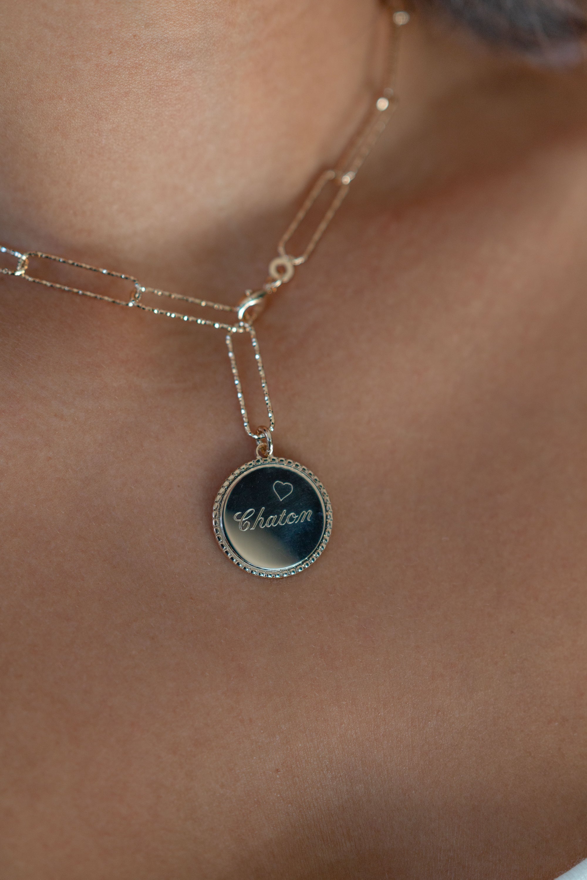 Médaille ronde Louisa M avec bordure dorée pour gravure - Bijou porté