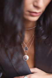 Médaille ronde Louisa M avec bordure en argent pour gravure - Bijou porté