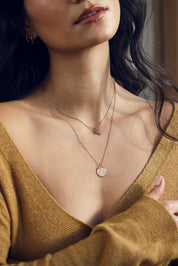 Médaille réversible dorée avec une face texturée et une face lisse pour gravure Nessie M - Bijou porté